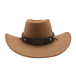 Détail du chapeau de cowboy en feutre beige avec étoile et rivets turquoise