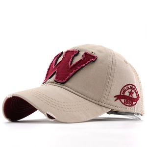 Détail de la casquette vintage en coton avec patch W et broderie latérale ronde
