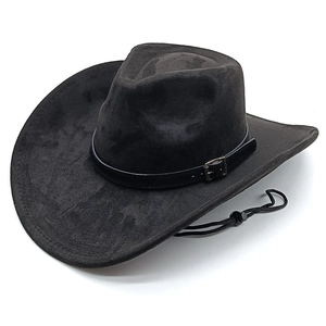 Dettaglio cappello da cowboy nero in finta pelle scamosciata con fibbia e cinturino regolabile