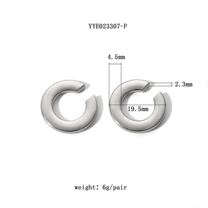 Detail of silver C-shaped ear cuffs with 4.5mm width and 19.5mm diameter specs