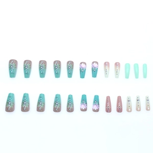Faux ongles cercueil longs avec dégradé vert, fleurs 3D et strass brillants