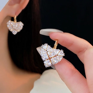 Élégantes boucles d'oreilles cœur dorées ornées de pierres de zircon brillantes