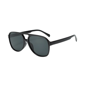 Klassische Doppelsteg Fliegerbrille in Schwarz mit dunkelgrau polarisierten Gläsern