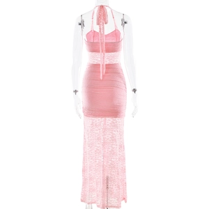Vue arrière d'une robe longue en dentelle rose avec licou et design dos nu sans manches