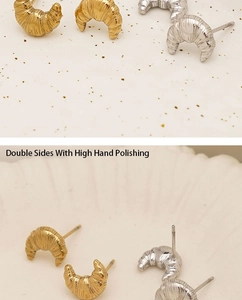 Vue macro des boucles d'oreilles croissant avec une finition polie miroir à la main