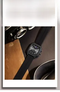 Détail d'une montre à quartz carrée avec phase de lune et bracelet en caoutchouc noir