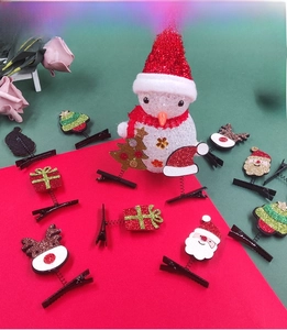 Detailansicht von Weihnachts-Haarclips mit Weihnachtsmann, Rentier und Glitzerstoff