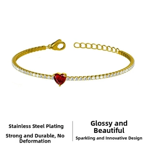 Gros plan d'un bracelet coeur en zircon rouge en acier inoxydable doré avec chaîne réglable