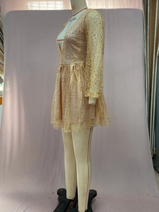 Detailansicht von champagner goldenem Pailletten-Minikleid mit tiefem V-Ausschnitt