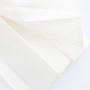 Vue macro détaillée de la texture du tissu plissé blanc d'une jupe courte moderne deux pièces