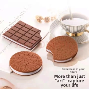Dettaglio dei mini taccuini a forma di cioccolato e biscotto in una scena da tè pomeridiano