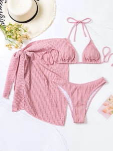 Flachbild von pinkem 3-teiligem Bikini-Set mit transparentem Pareo auf Marmor