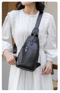 Détail d'un sac de poitrine en cuir PU noir texturé avec sangle réglable porté par un mannequin