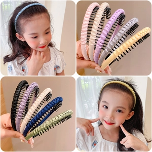 Checkered fabric headband for girls featuring anti-slip teeth and pleated design