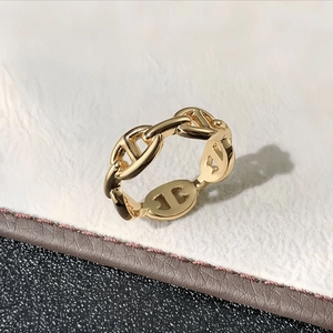 Polished 18k gold plated titanium steel pig nose link ring with elegant chain design