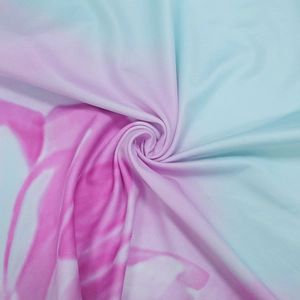 Detailopname van de roze en blauwe verloopstof met zachte geplooide texturen