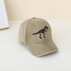 Detail van de kaki katoenen baseballpet met geborduurd zwart dinosaurus skelet ontwerp