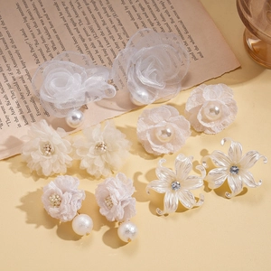 Lot de dix paires de boucles d'oreilles fleurs en tissu et perles pour un style élégant français
