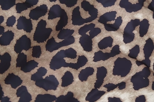 Nahaufnahme von Leopardenmuster-Stoffdetails einer dicken Winterjacke mit reicher Textur