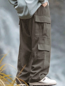 Dettaglio dei pantaloni cargo multitasche in cotone color talpa per attività all'aperto