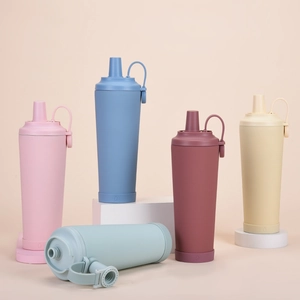 Detail of 830ml matte insulated bottles with magnetic handles in assorted colors