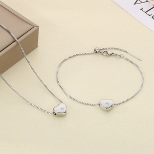Vue détaillée du collier avec pendentif coeur argenté et ensemble bracelet ajustable