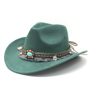 Détail du chapeau de cowboy en daim vert foncé avec perles turquoise et frange en argent