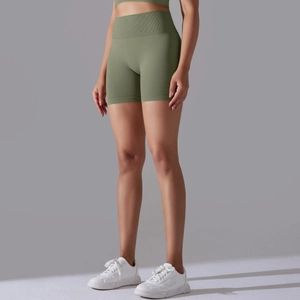 Détail du short de yoga sans couture vert mousse à taille haute et large ceinture