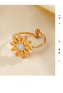 Dettaglio macro di un anello a girasole placcato oro 18K con inserto in conchiglia e trama