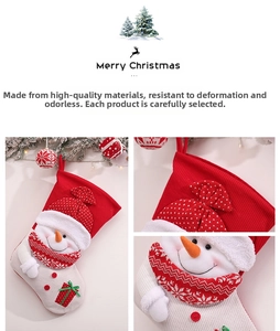 Dettaglio calza di Natale in maglia con pupazzo di neve 3D e texture in peluche