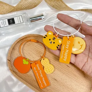 Détail d'un porte-clés créatif en silicone avec des breloques tigre, kaki et cacahuète