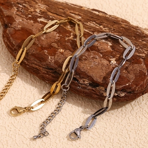 Détail de chaînes à maillons lèvres en or 14K et argent avec fermoir mousqueton