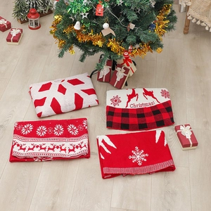 Détails des jupes de sapin de Noël tricotées avec motifs de rennes et de flocons