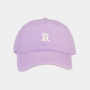 Nahaufnahme einer lila Vintage-Baseballkappe mit weißem 3D-besticktem Buchstaben R