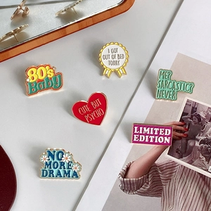 Set mit 6 bunten Emaille-Anstecknadeln aus Legierung mit Slogans für Kleidung und Taschen