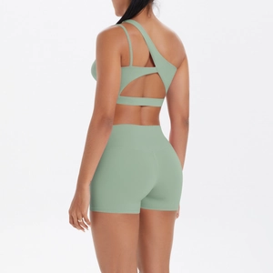 Rückansicht eines grünen One-Shoulder-Yoga-Sets mit Cut-Out-Sport-BH und High-Waist-Shorts
