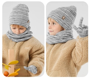 Detalle del conjunto de gorro, bufanda y guantes de punto a rayas grises para niños invierno