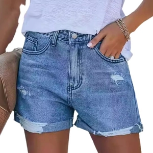 Short en jean bleu pour femme avec détails déchirés et ourlet revers élégant
