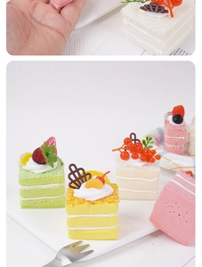Détail de modèles réalistes de mousse cake squishy en couleurs variées sur une assiette