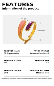 Dettaglio anello dorato con smalto rosa e viola e diametro interno di 1,7 cm