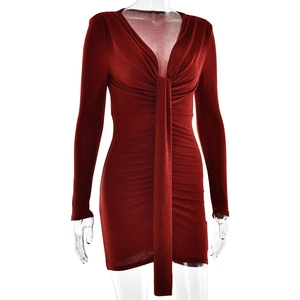Détail de robe de soirée rouge à col en V avec plis et élégante ceinture longue devant