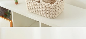 Dettaglio del cesto in corda di cotone intrecciato bianco crema con trama a spirale scrivania