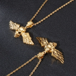 Collier avec pendentif crâne ailé doré et chaîne torsadée sur fond texturé noir