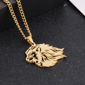 Makroaufnahme der goldenen Löwenkopf-Hohlkette mit feinen Hip-Hop-Stil-Details