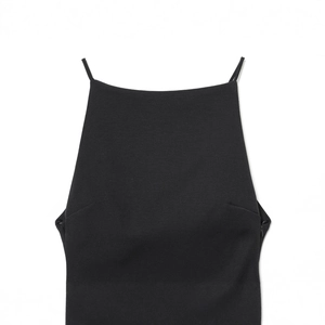 Haut licou noir minimaliste à fines bretelles présenté dans un style à plat soigné