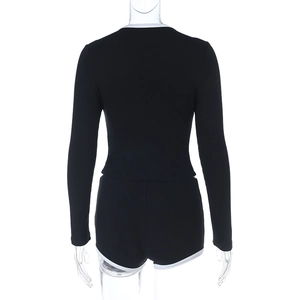 Dettaglio del retro del set nero a costine con maglia a maniche lunghe e pantaloncini