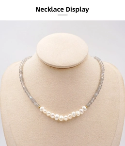 Détail du collier de pierre de lune grise et perles d'eau douce avec perles dorées