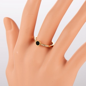 Bague en acier inoxydable doré poli avec incrustation noire et accents en zircon blanc