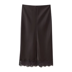 Detail eines Satin-Midirocks mit eleganter Spitze und verdecktem Reißverschluss hinten