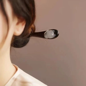 Pic à cheveux renard en bois noir pour chignon traditionnel Hanfu sur un modèle